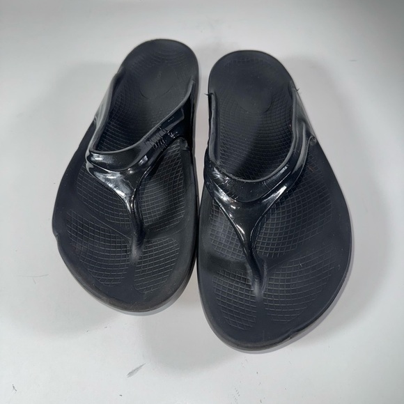 Oofos WOMEN'S OOLALA LUXE SANDAL - Black size W-8 - Picture 4 of 10